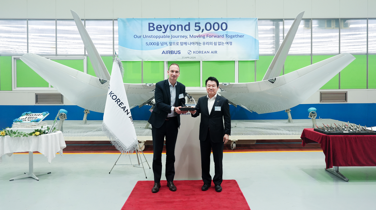 Yoo Jong-seok (right), chief safety officer and executive vice president of operations at Korean Air, and Benoit Schultz, chief procurement officer at Airbus, pose for a commemorative photo at the Korean Air Tech Center in Gangseo-gu, Busan, Thursday. (Korean Air)