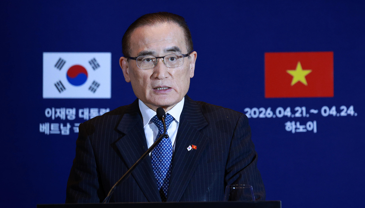National security adviser Wi Sung-lac briefs reporters on President Lee Jae Myung’s state visit to Vietnam at the Korea Press Center in a hotel in Hanoi, Vietnam, on Thursday. (Yonhap)