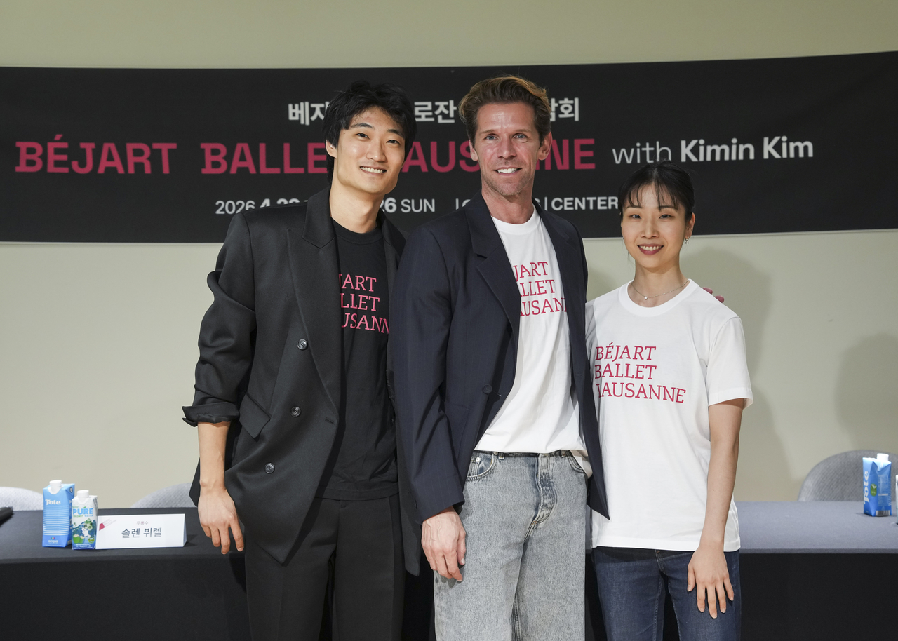 From left: Kim Ki-min, Bejart Ballet Lausanne artistic director Julien Favreau and BBL dancer Lee Min-kyung pose for a group photo after a press conference in Seoul on Wednesday. (InArts Prouduction)