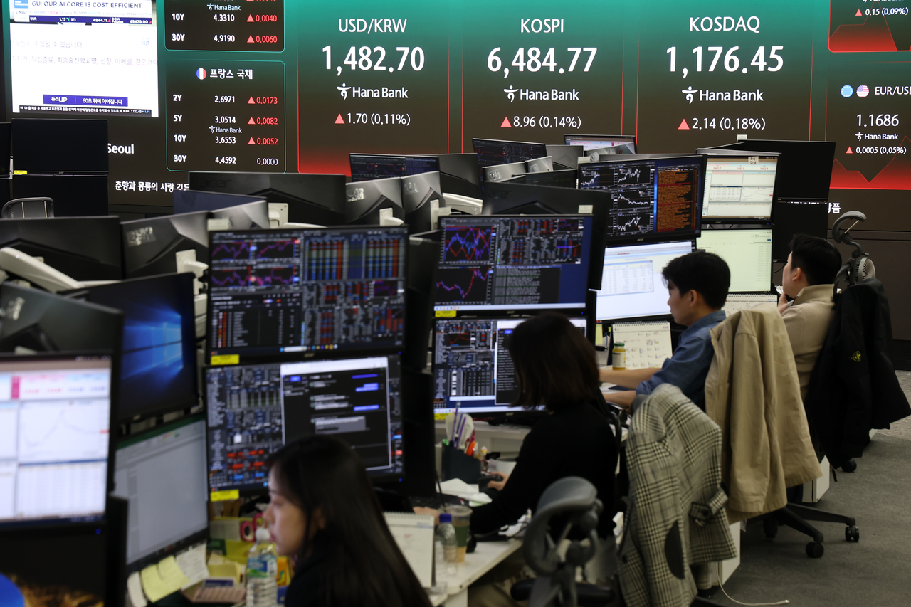 An electronic board showing the Korea Composite Stock Price Index at a dealing room of the Hana Bank headquarters in Seoul on Friday. (Yonhap)