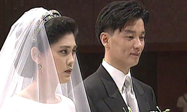 A photo taken during the wedding of Hotel Shilla CEO Lee Boo-jin (left) and her ex-husband Im Woo-jae in August 1999 (Online communities)