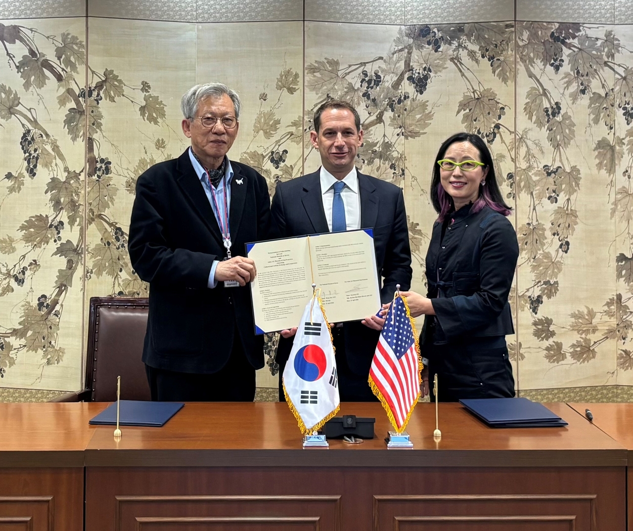 From left: Yoo Hong-jun, director of the National Museum of Korea, Daniel Lurie, mayor of San Francisco, and Lee So-young, director of Asian Art Museum of San Francisco, pose for a photo on Thursday at the National Museum of Korea in Seoul. (NMK)