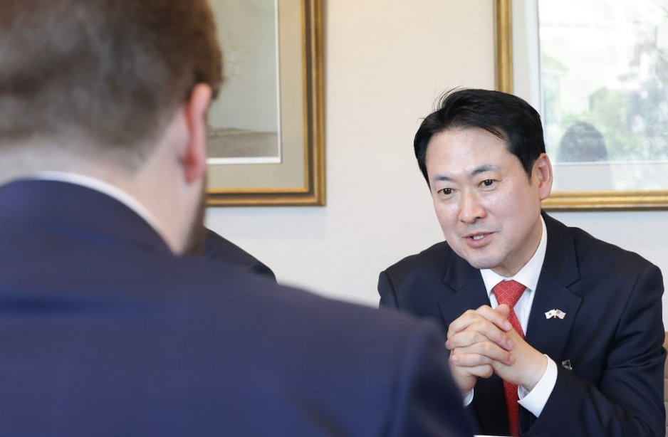 This photo shows Rep. Jang Dong-hyeok holding a meeting with an undisclosed official from the US State Department. (People Power Party)