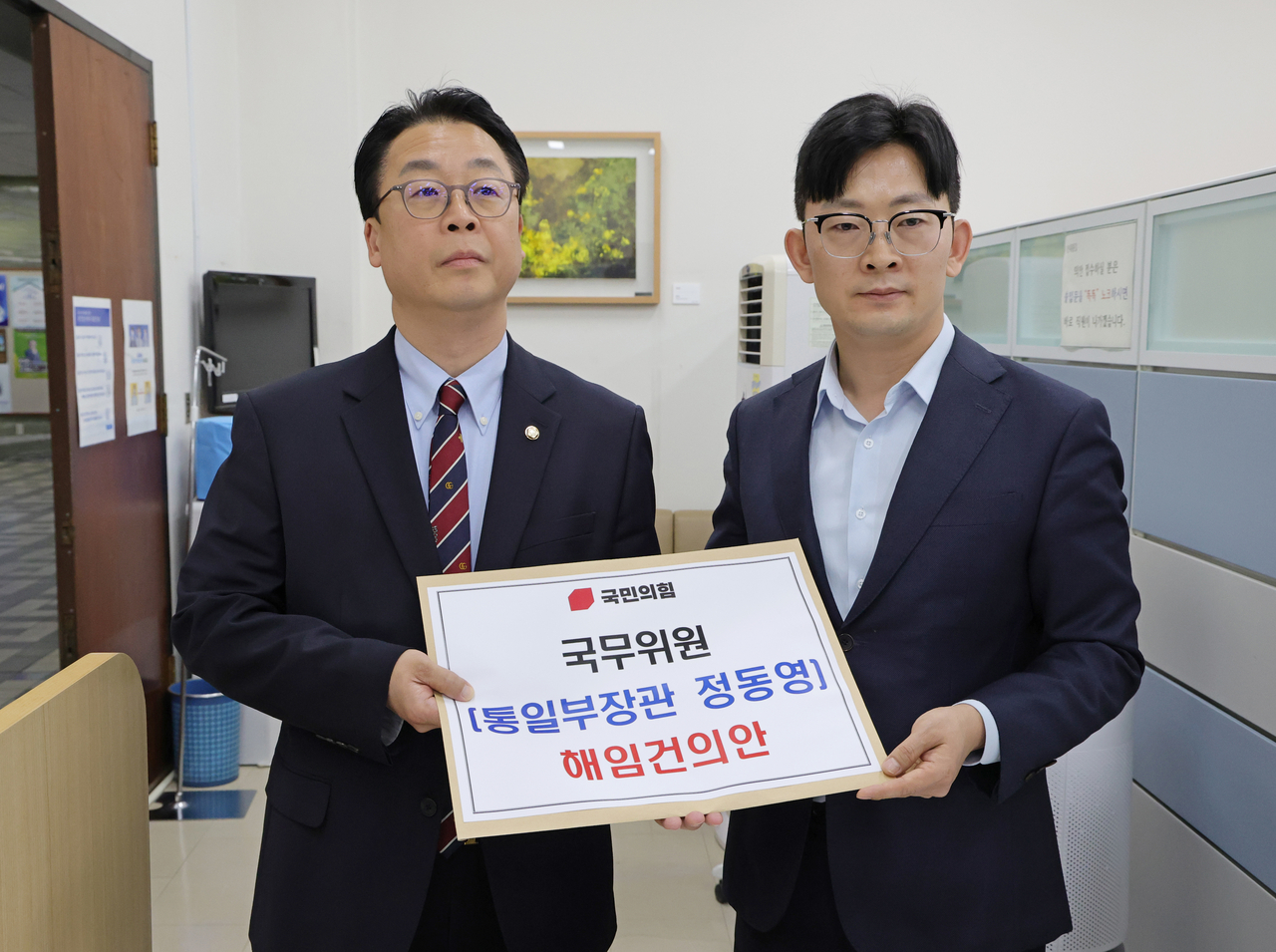Reps. Kwak Kyu-taek (left) and Park Choong-kwon of the People Power Party submit a motion to the National Assembly calling for the dismissal of Unification Minister Chung Dong-young on Friday. (Pool photo via Yonhap)