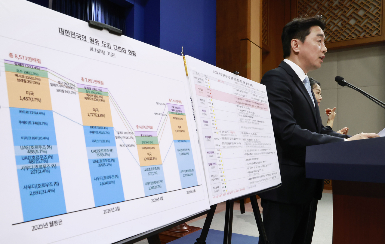 Presidential chief of staff Kang Hoon-sik speaks during a press briefing in Cheong Wa Dae on Friday. (Pool photo via Yonhap)