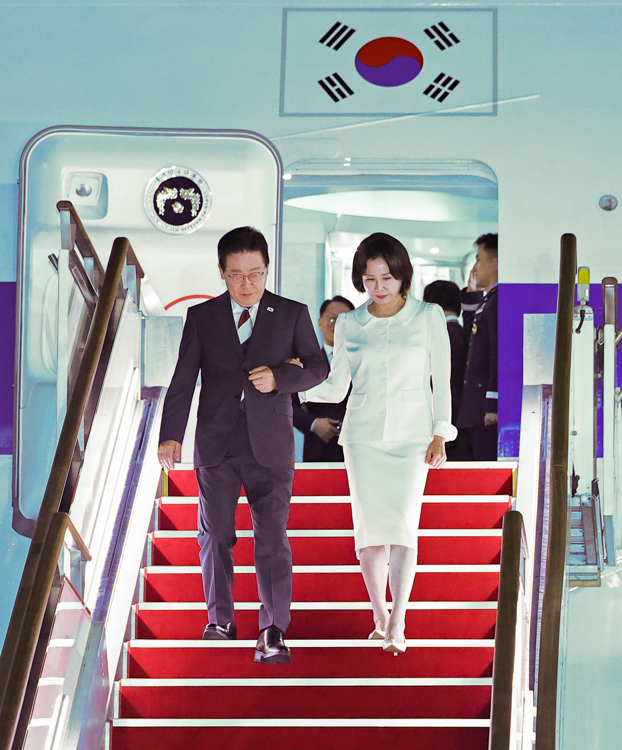 President Lee Jae Myung (right) and first lady Kim Hea Kyung  (Yonhap)