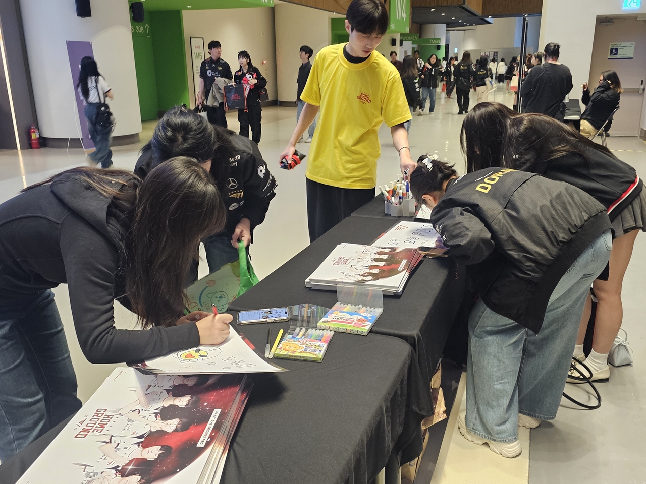 Fans write placards at the "2026 T1 Home Ground" held at Incheon, Friday. (Lee Yoon-seo/The Korea Herald)