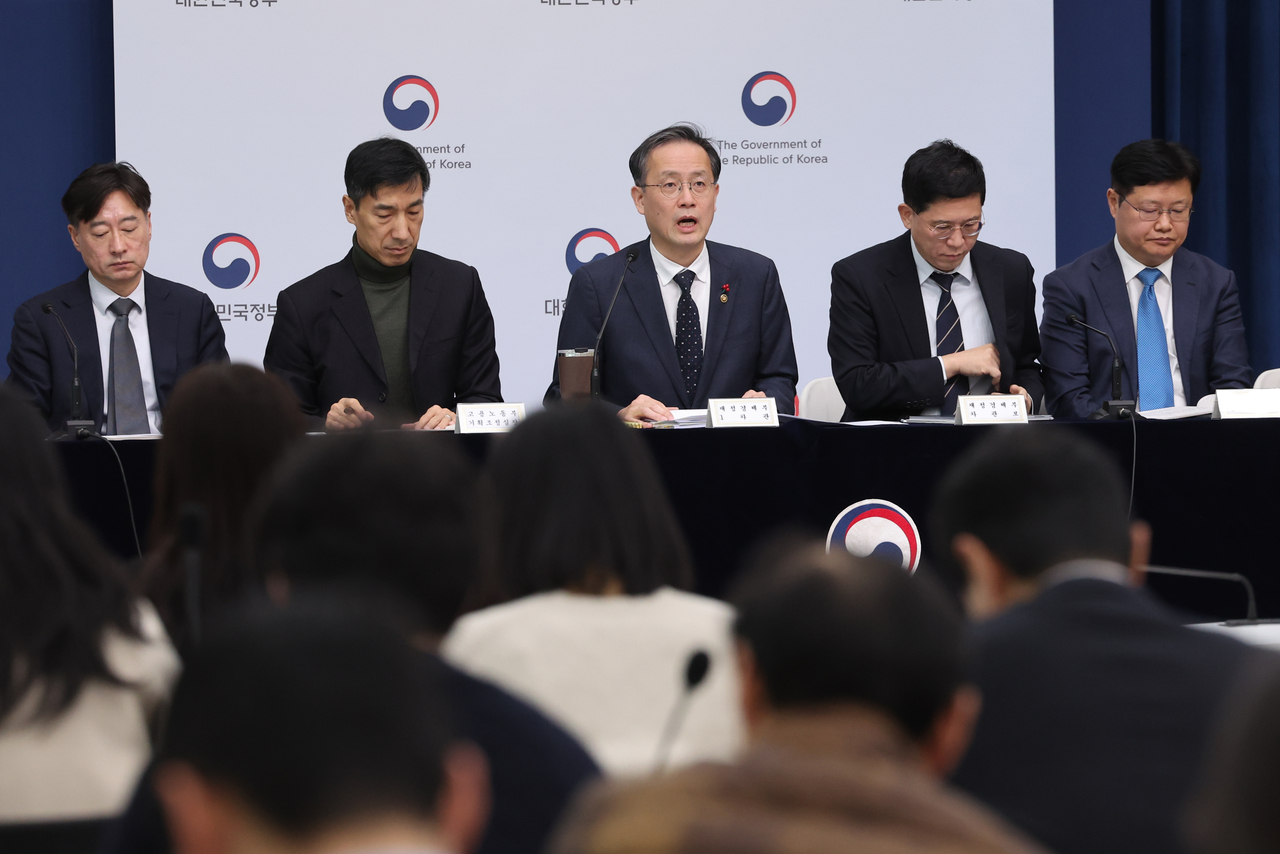 First Vice Finance Minister Lee Hyoung-il (center) speaks during a press briefing on the government’s economic growth strategy at the government complex in Sejong, Monday. (Yonhap)