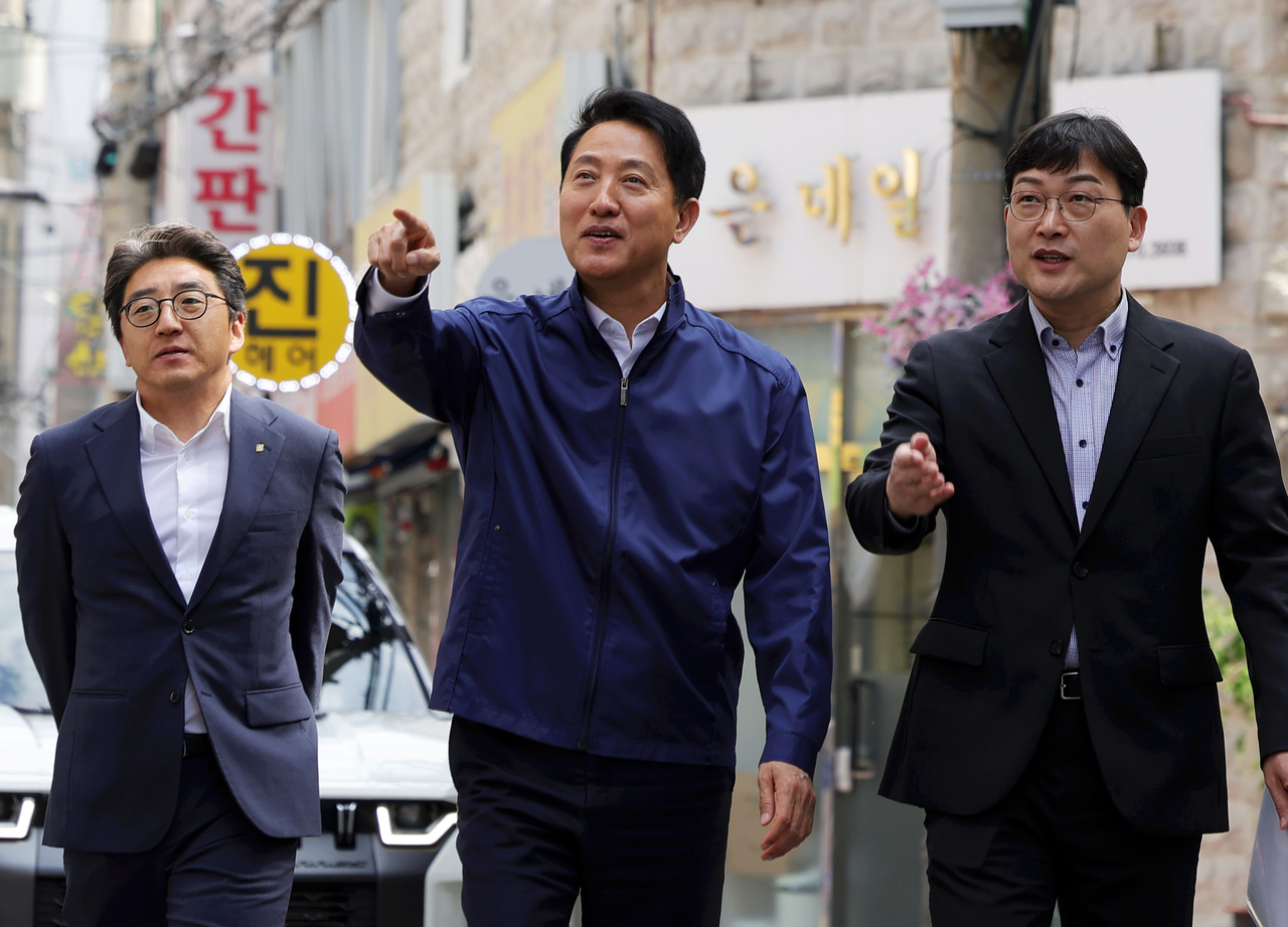 Seoul Mayor Oh Se-hoon (center) visits a commercial area for small businesses in Gwanak-gu, Seoul, Friday. (Yonhap)
