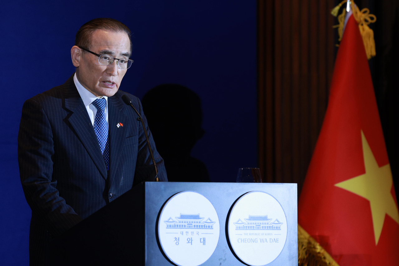 National security adviser Wi Sung-lac briefs reporters on President Lee Jae Myung’s state visit to Vietnam at the Korea Press Center in a hotel in Hanoi on Thursday. (Yonhap)