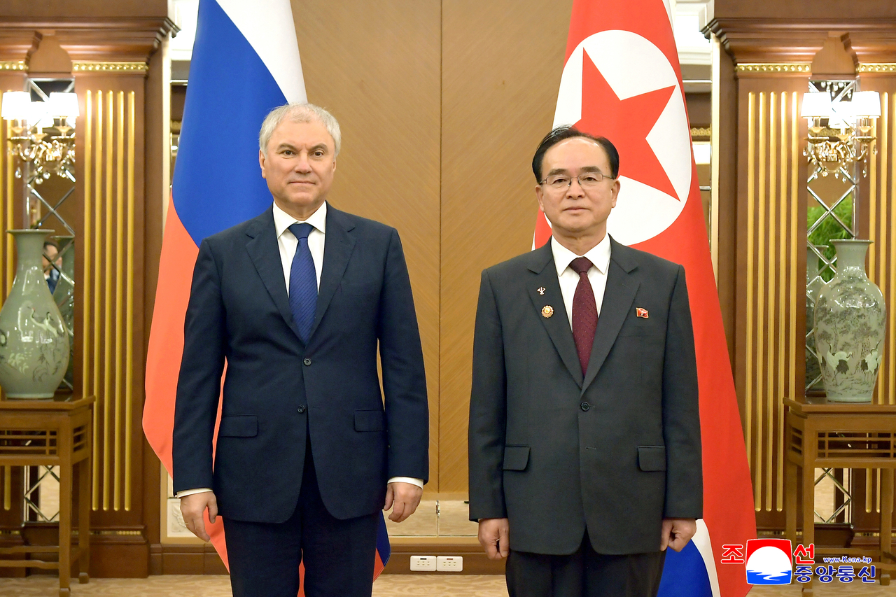 Jo Yong-won (right), chairman of North Korea's Supreme People's Assembly, and Vyacheslav Volodin, speaker of Russia's lower house of parliament, pose for a photo during their talks at the Kumsusan State Guest House in Pyongyang on Saturday in this photo carried by the North's official Korean Central News Agency the following day. (KCNA-Yonhap)