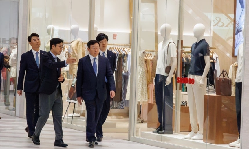Shin Dong-bin (second from right), chairman of Lotte Group, inspects Lotte Mall and Lotte Mart stores at Lotte Mall West Lake Hanoi during his visit to the complex in Hanoi on April 23. (Lotte Group)