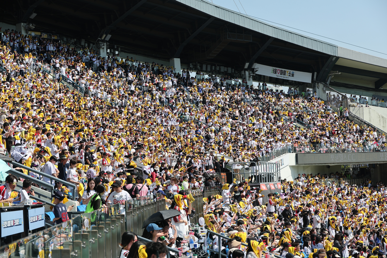 Jamsil Baseball Stadium is packed with fans during the derby game between the Doosan Bears and LG Twins on Sunday.  Yonhap