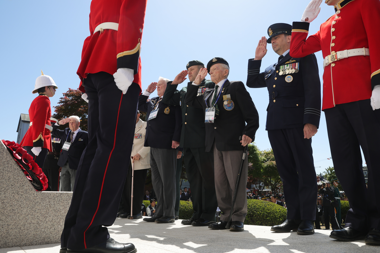 British Commonwealth veterans of the 1950-53 Korean War salute during a memorial ceremony marking the 75th anniversary of the Battle of Gapyeong at the Commonwealth Memorial in Gapyeong, about 55 kilometers northeast of Seoul, on April 24, 2026. (Yonhap)