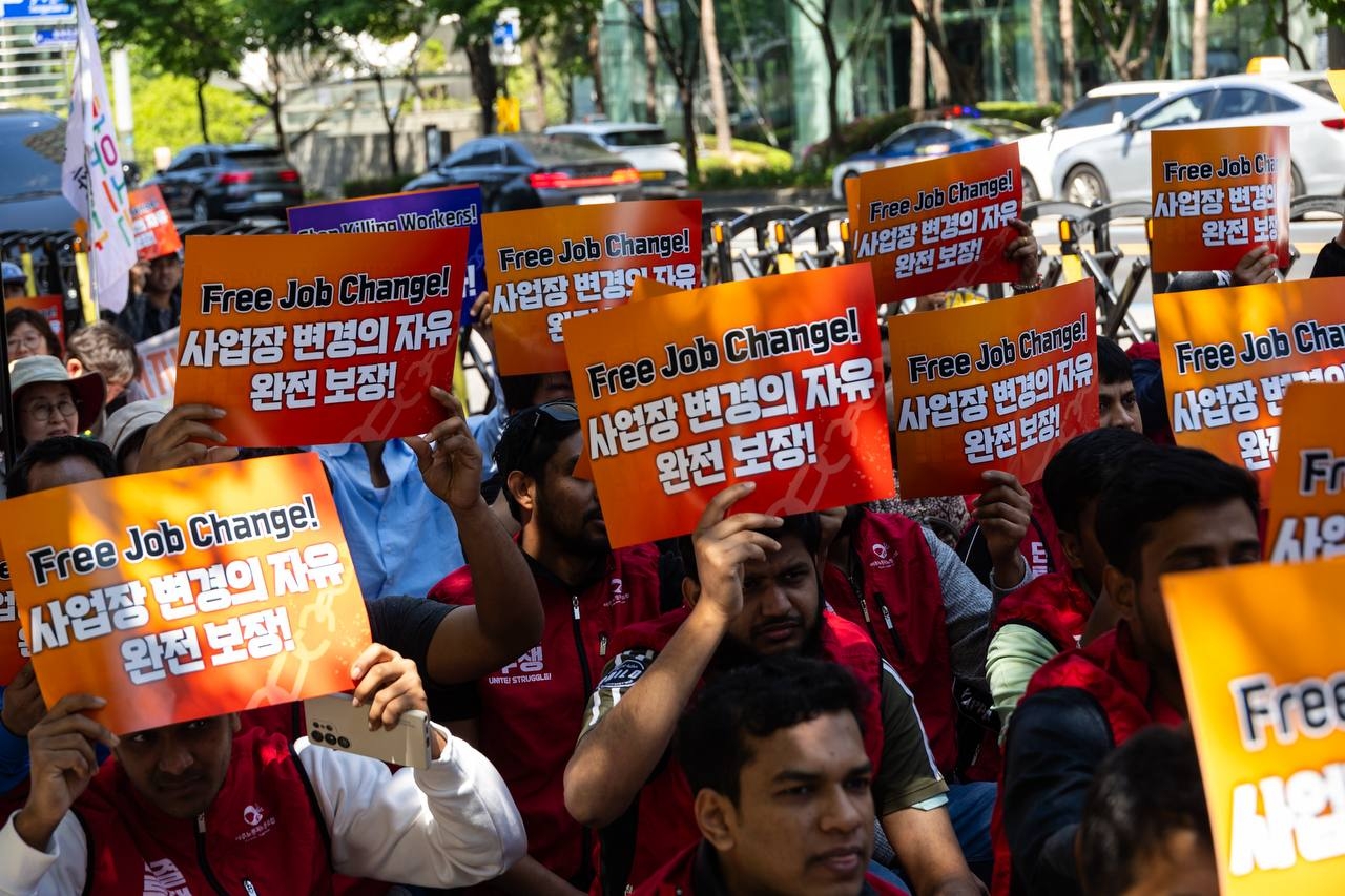 Migrant workers in South Korea call for the right to change jobs at a rally held in central Seoul on Sunday. (KCTU)