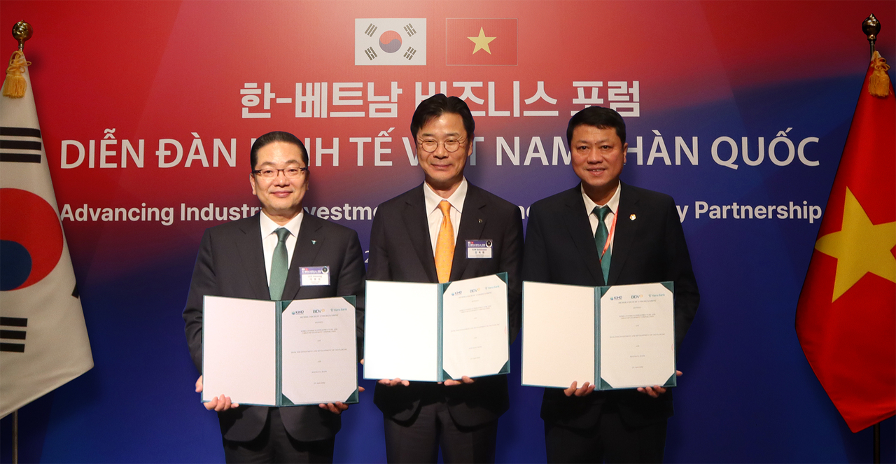 From left: Lee Ho-sung, CEO of Hana Bank; Kim Bok-hwan, CEO of Korea Overseas Infrastructure & Urban Development Corporation; and Le Ngoc Lam, CEO of Bank for Investment and Development of Vietnam, pose during a signing ceremony held in Hanoi, Vietnam, Thursday. (Hana Bank)