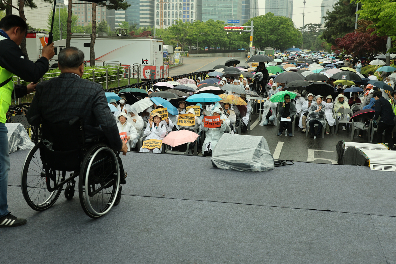 The Parents’ Association of Residents with Disabilities and facility operators hold a protest against moves to abolish residential facilities on Monday in front of the National Assembly. (Yonhap)