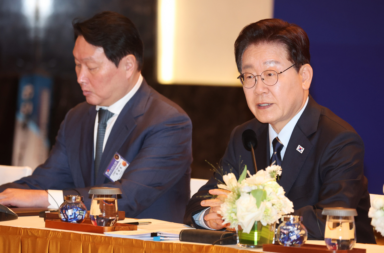 President Lee Jae Myung (right) speaks at a pre-event meeting for the South Korea-Vietnam business forum in Hanoi on Thursday. (Yonhap)