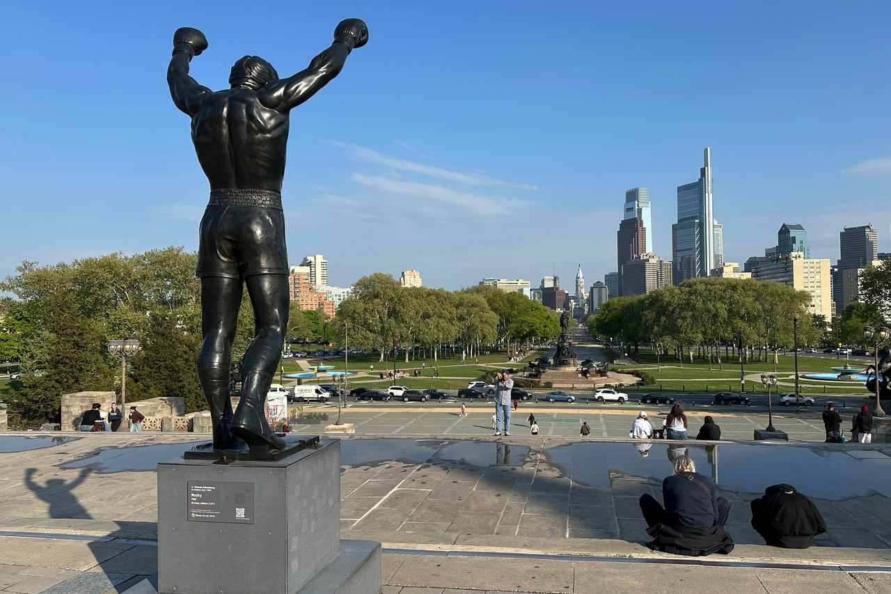A statue of the fictional movie character Rocky Balboa overlooks the city skyline outside the Philadelphia Museum of Art in Philadelphia, Wednesday.   (AP-Yonhap)