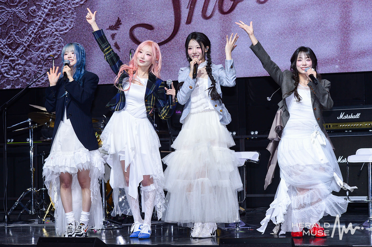 [헤럴드뮤즈=민경빈기자] 밴드 ‘QWER’의 미니 4집 ‘CEREMONY’ 쇼케이스가 27일 오전 서울 서대문구 예스24 원더로크홀에서 열렸다.