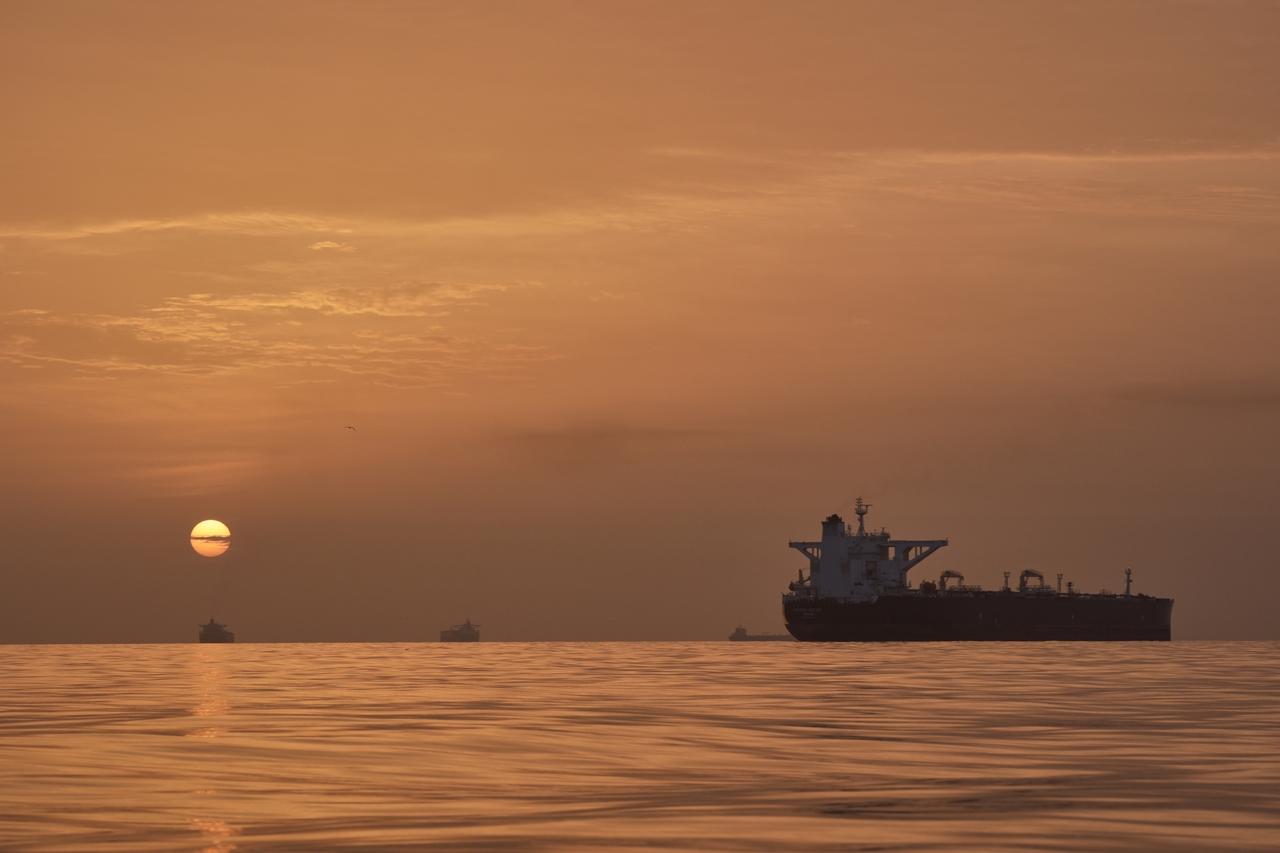 The sun rises behind tankers anchored in the Strait of Hormuz off the coast of Qeshm Island, Iran, Saturday. (AP-Yonhap)