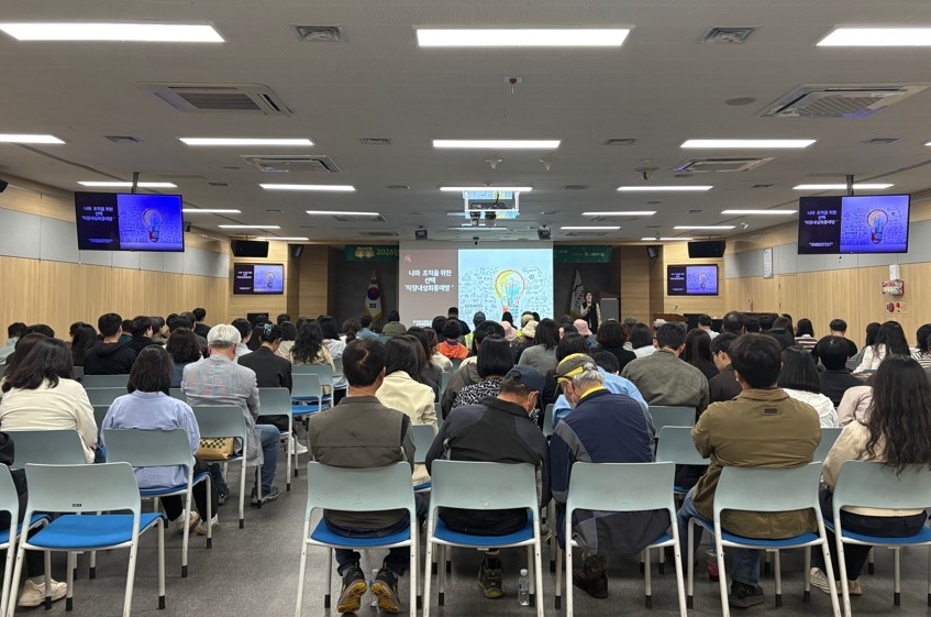 대구 수성구는 지난 24일 구청 대강당에서 직원 174명이 참석한 가운데 ‘4대 폭력(성매매·성희롱·성폭력·가정폭력) 예방 교육’을 실시했다.[대구 수성구 제공]