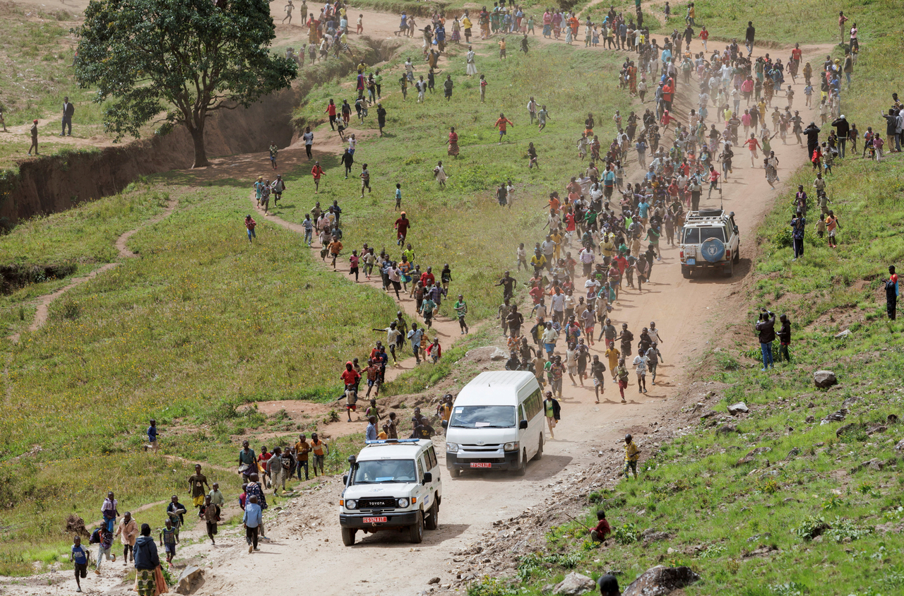 Congolese refugees run after the first repatriation convoy from Busuma camp, which according to the UNHCR is hosting about 66,000 refugees and was set up after M23 fighters took control of the eastern Congolese city of Uvira, prompting a mass influx of people fleeing violence, in Ruyigi, Burundi, Thursday. (Reuters-Yonhap)