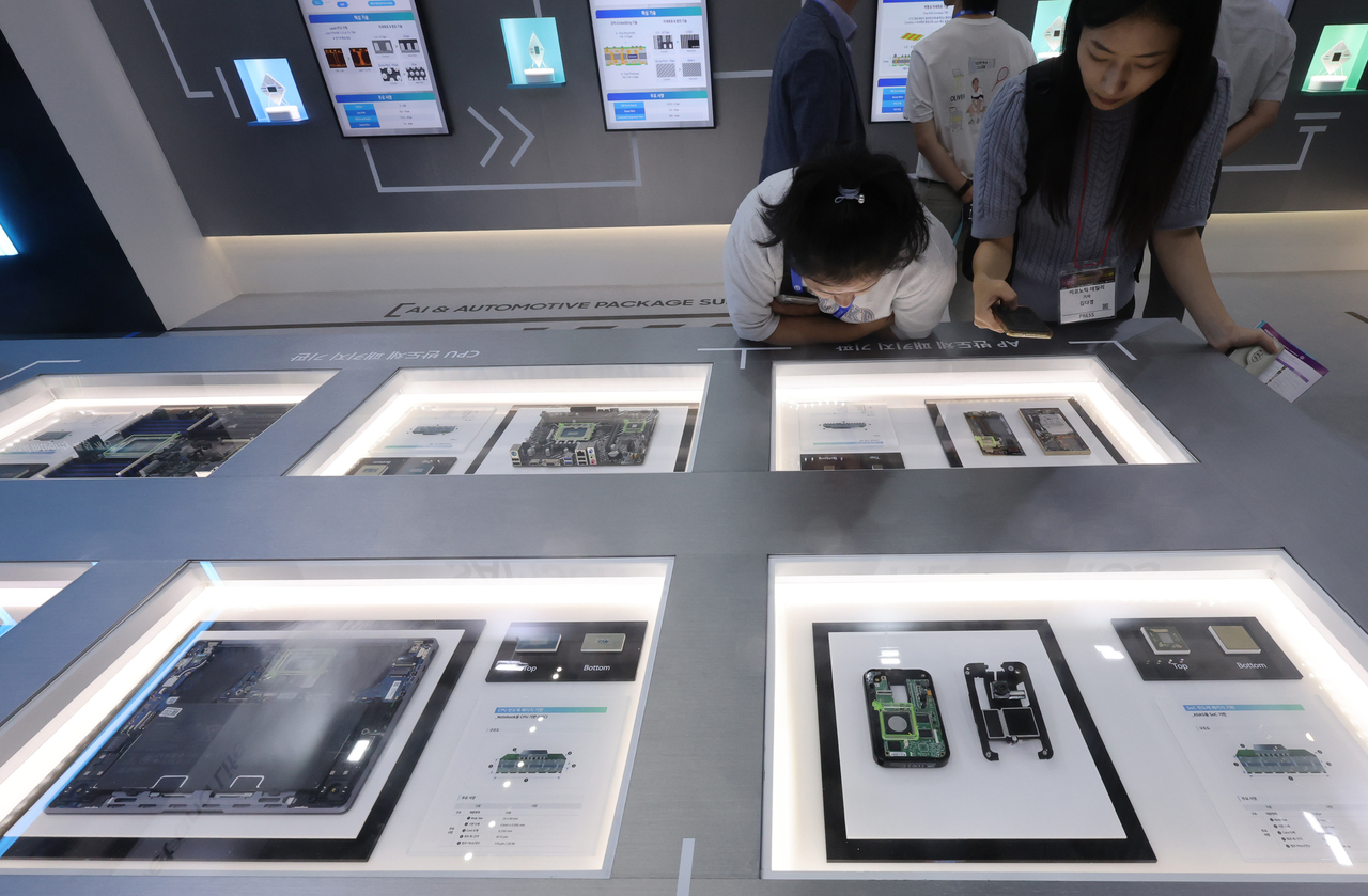 Visitors view Samsung Electro-Mechanics' AI and automotive package substrates on display at the KPCA Show, Korea's flagship semiconductor packaging trade fair, in Incheon in September 2025. (Newsis)