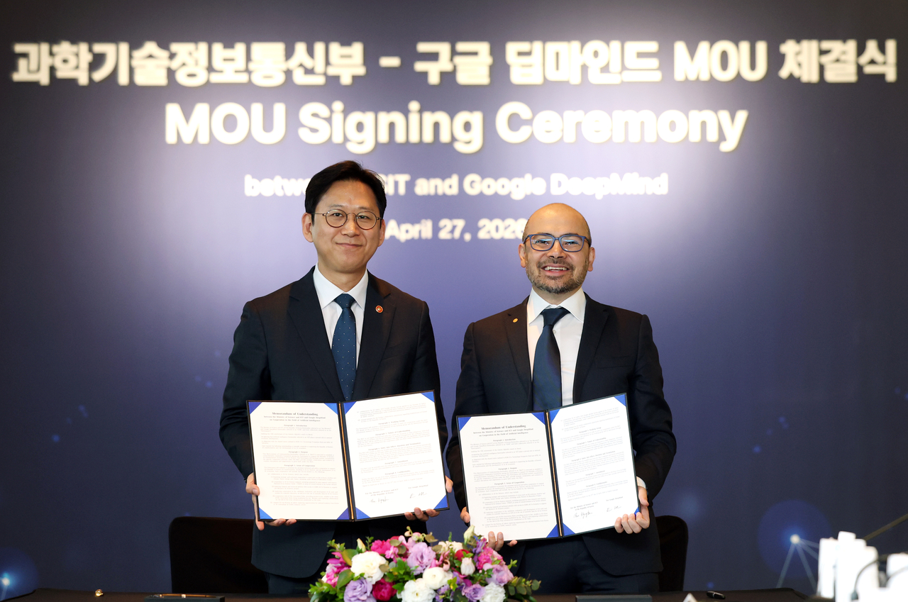 Google DeepMind CEO Demis Hassabis (right) and Deputy Prime Minister and ICT Minister Bae Kyung-hoon pose for a photo after signing a memorandum of understanding at the Four Seasons Hotel Seoul on Monday. (Yonhap)