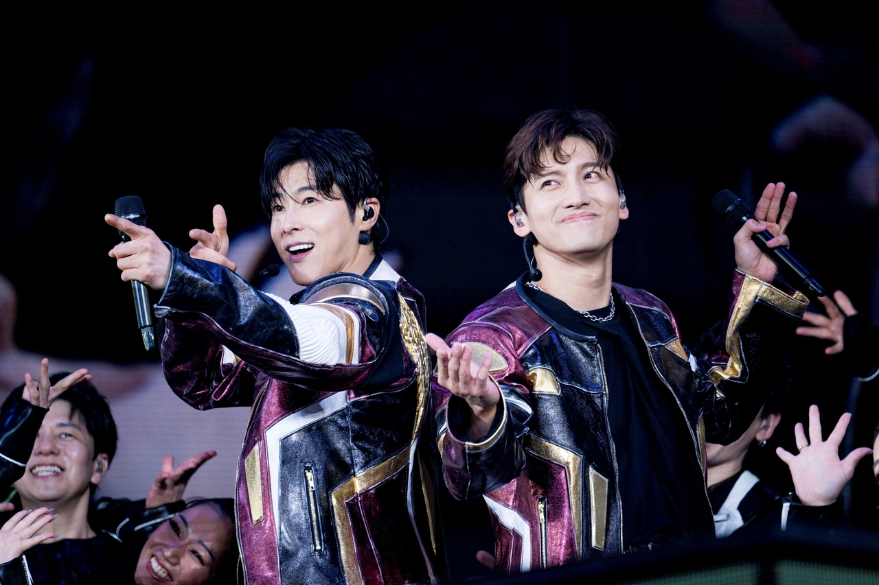 TVXQ performs in its 
