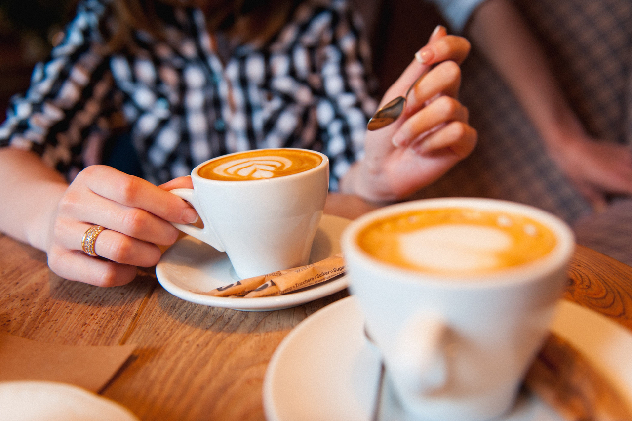 A woman holds a cappuccino (123rf)