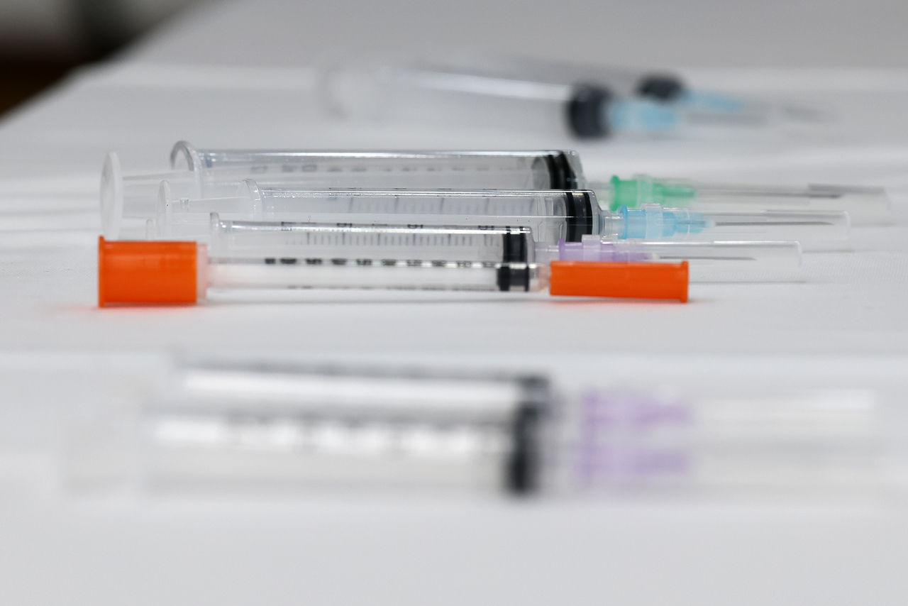 Medical syringes confiscated during a crackdown on hoarding behavior are displayed at a press briefing at the Seoul office of the Ministry of Food and Drug Safety on Friday. (Yonhap)