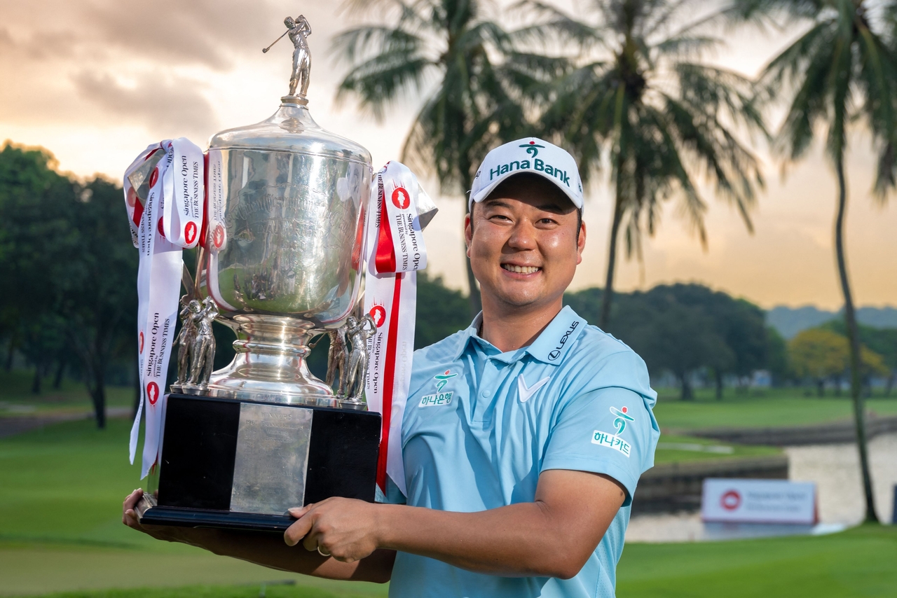 Ham Jeong-woo poses with the trophy after winning the Singapore Open golf tournament at the Sentosa Golf Club in Singapore, Sunday.   (AFP-Yonhap)