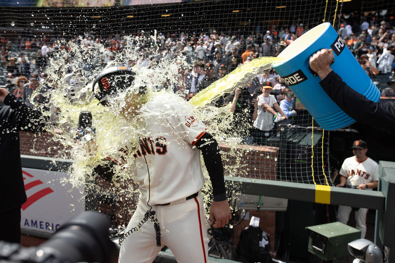 샌프란시스코 자이언츠 이정후가 23일(현지시간) 미국 샌프란시스코 오라클파크에서 열린 마이애미 말린스에 6-3으로 승리한 뒤 경기 후 인터뷰에서 물을 뿌리고 있다. (로이터-연합)