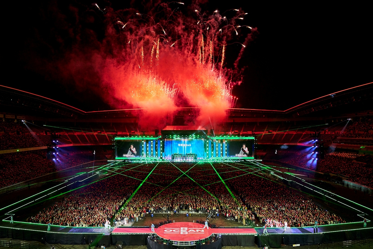 TVXQ performs in its 