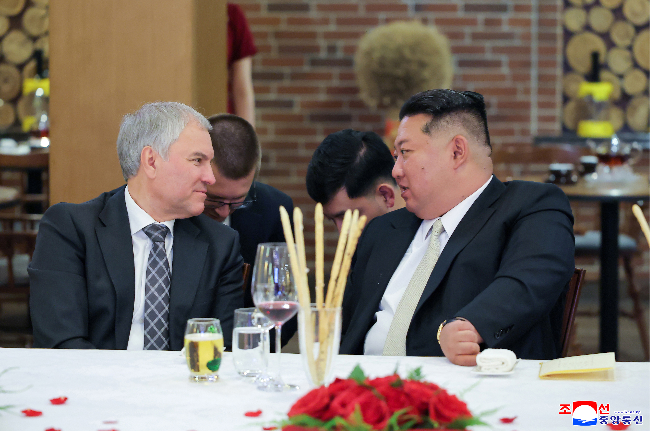 North Korean leader Kim Jong-un (right) speaks with Russian Defense Minister Andrei Belousov during an event to welcome a Russian delegation in Pyongyang on Sunday, the Korean Central News Agency reported Monday. (Yonhap)