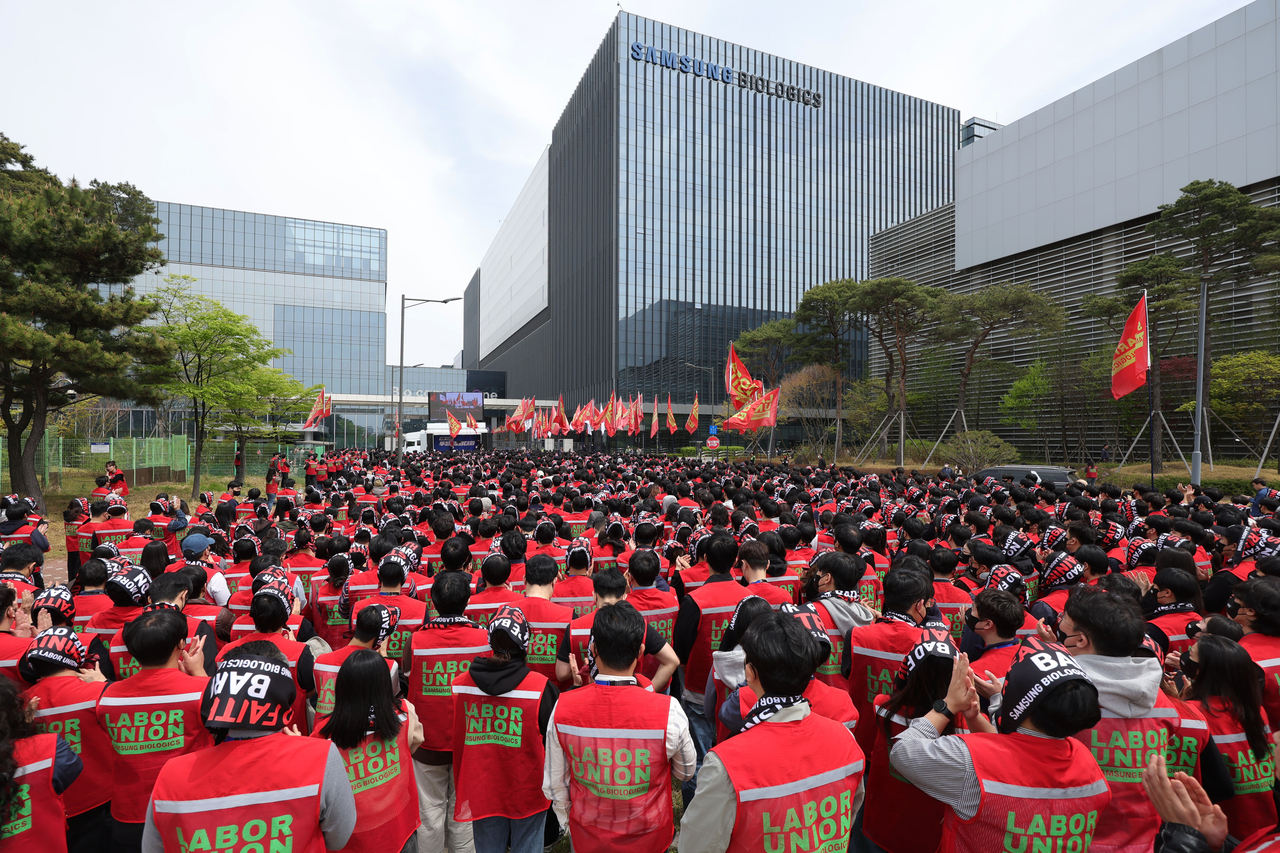 Samsung Biologics' labor union holds a rally in front of the company's campus in Songdo, Incheon, Thursday. (Newsis)