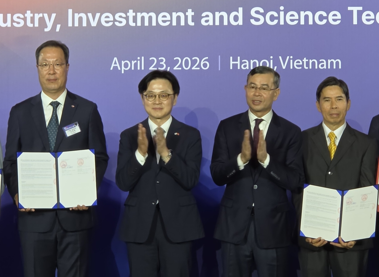 From left: CJ CheilJedang APAC CEO Cho Jae-bom, Korea's Trade and Industry Minister Kim Jung-kwan, Vietnam's Finance Minister Ngo Van Tuan and Mobile World Group CEO Nguyen Duc Tai pose for a photo at a signing ceremony held Thursday in Hanoi, Vietnam. (CJ CheilJedang)