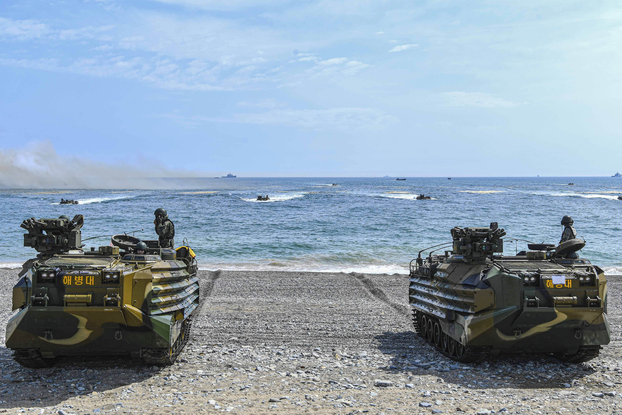 Marine Corps conduct a regular amphibious landing exercise in Pohang, North Gyeongsang Province, on April 27. (Yonhap)