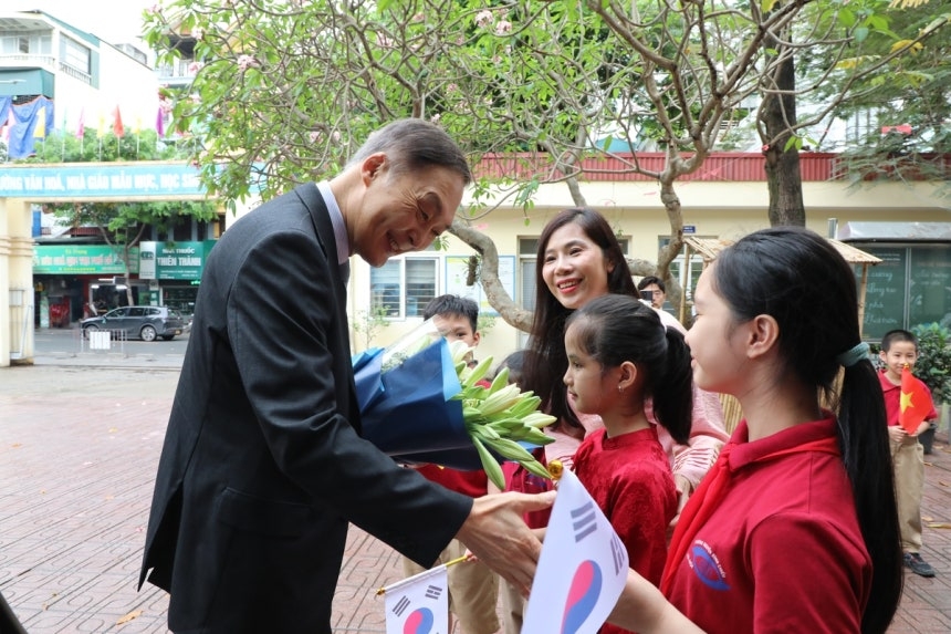 Chang Won-sam (left), head of the Korea International Cooperation Agency, greets students during a visit to Nguyen Dinh Chieu Secondary School for the visually impaired in Hanoi on Thursday, where a project to improve the quality of inclusive education for children with disabilities is underway. (KOICA)