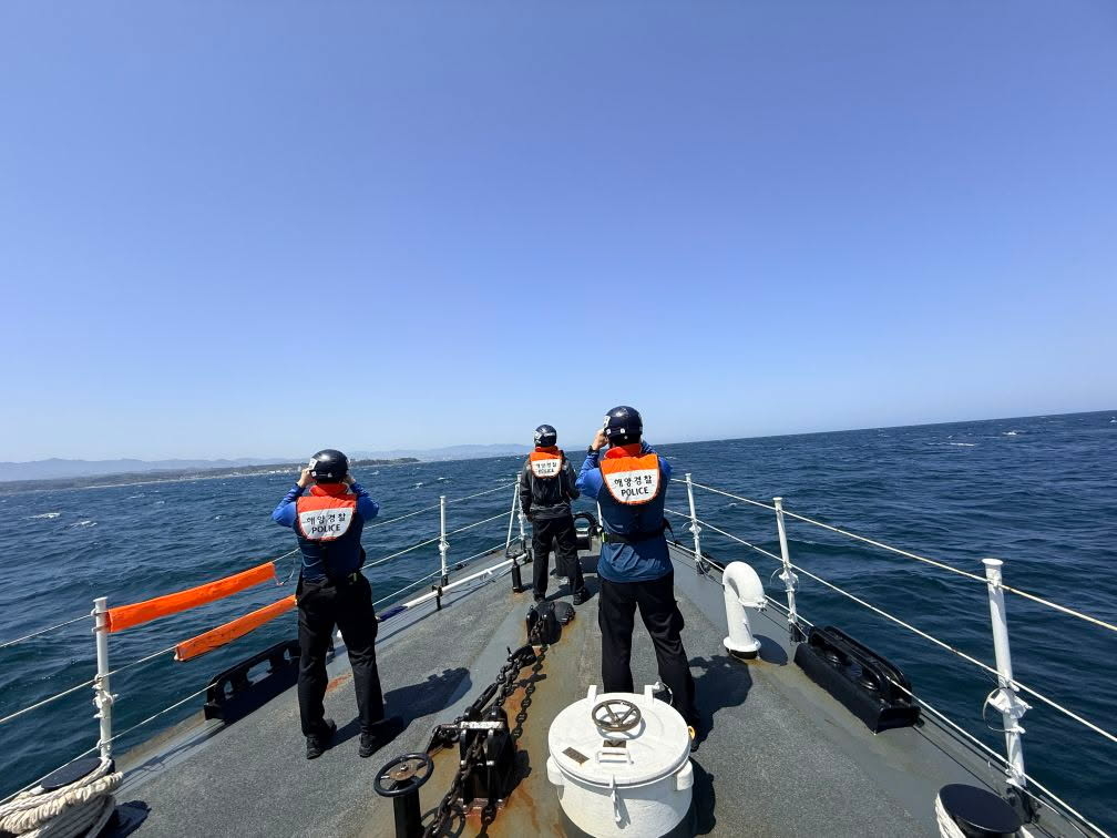 Coast Guard officials conduct a search operation in waters near Jukbyeon Port in Uljin, North Gyeongsang Province, after a diver went missing on April 25. (Newsis)