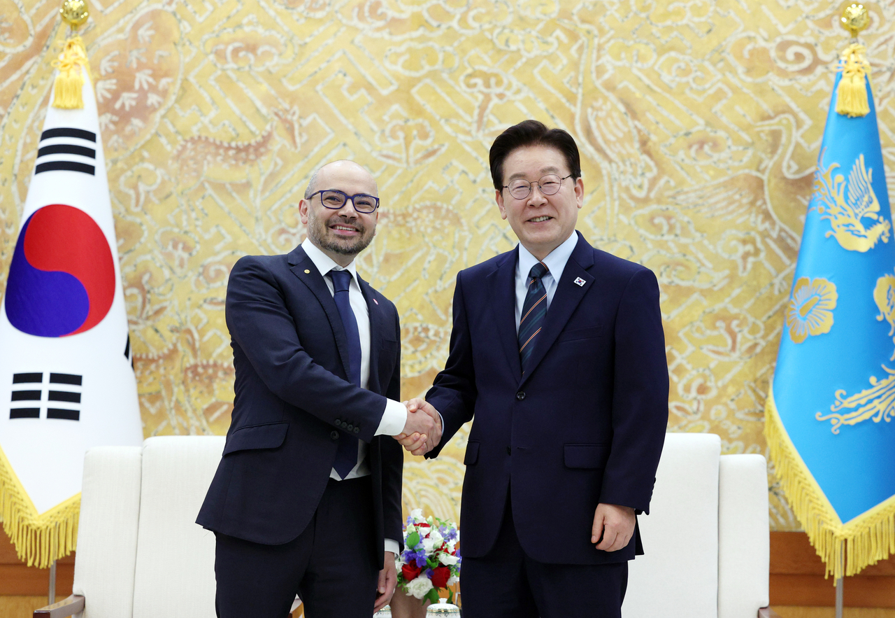 South Korean President Lee Jae Myung (right) shakes hands with Demis Hassabis, the co-founder and CEO of Google DeepMind and known as the architect behind the go-playing artificial intelligence system AlphaGo, during their meeting at the presidential office in Seoul on Monday. (Yonhap)