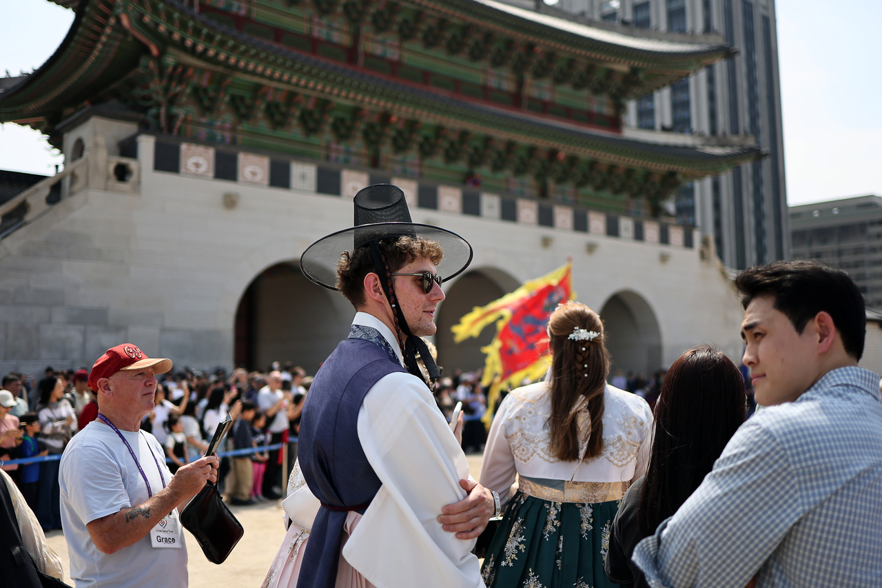 Tourists visit Gyeongbokgung in Seoul on April 19 as early summer heat sets in. (Yonhap)