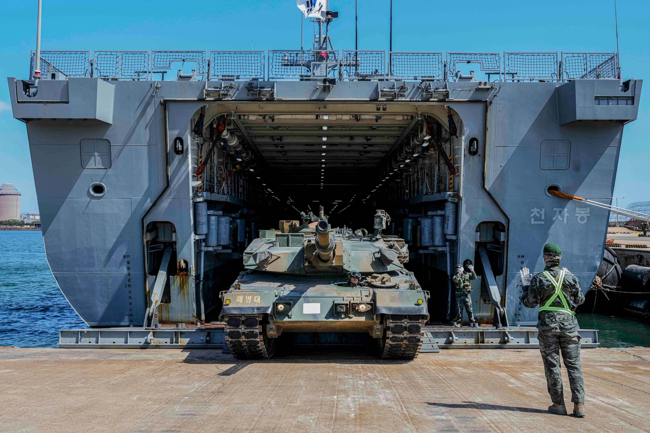 Navy, Marine Corps hold large-scale amphibious landing drills in Pohang ...