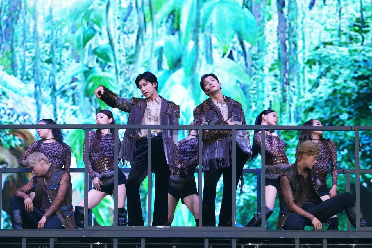 TVXQ performs in its 
