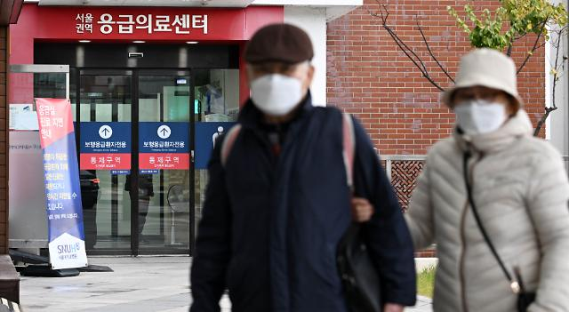 In this unrelated photo, a senior couple walks past a hospital in Seoul. (Im Se-jun/ The Korea Herald)