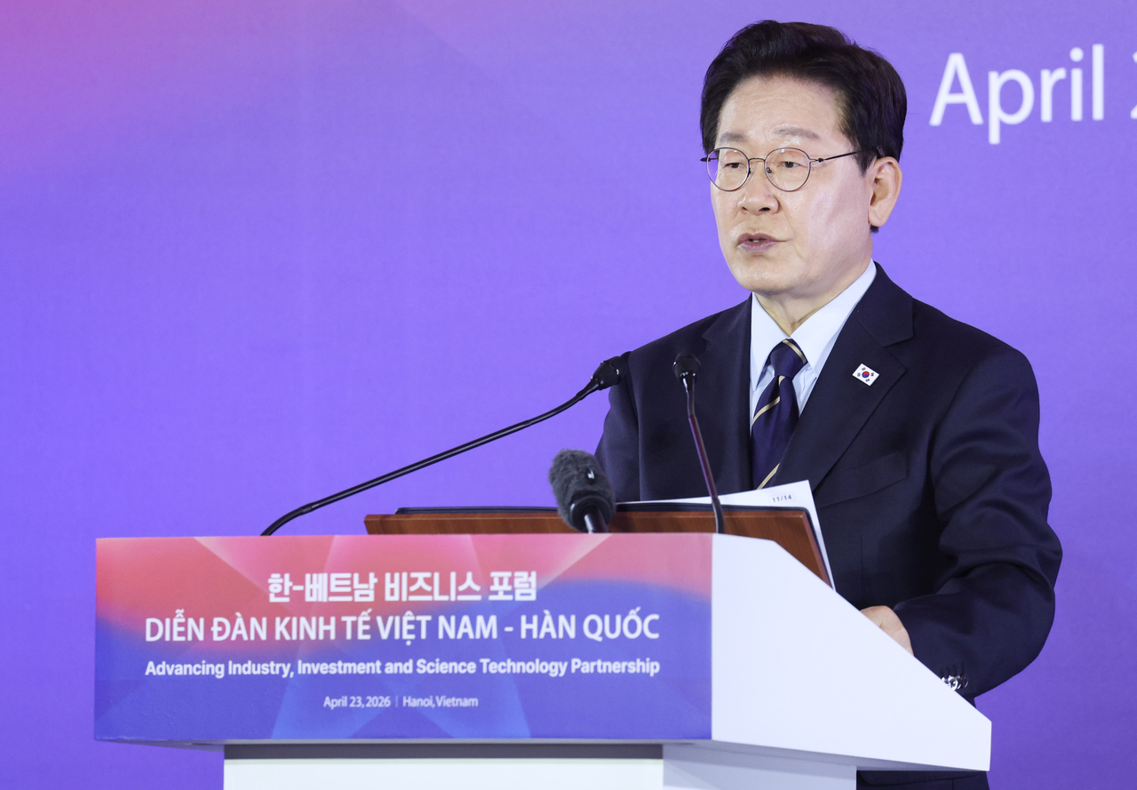 President Lee Jae Myung speaks during a business forum in Hanoi, Vietnam, on Thursday. (Yonhap)