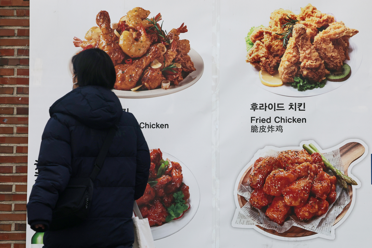 BBQ·bhc·교촌 등 치킨 프랜차이즈 주요 3사가 비용 증가에도 ‘가격 동결’을 결정했다. 정부의 물가 안정 방침과 이중가격제, 소비자 심리가 영향을 미친 것으로 보인다. 사진은 서울 시내 한 치킨집 모습. [연합]