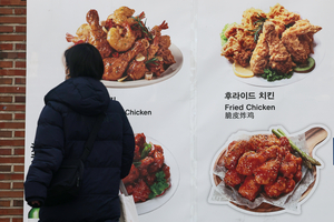 다 오르는데 ‘가격 동결’, 치킨 프랜차이즈 속내는…
