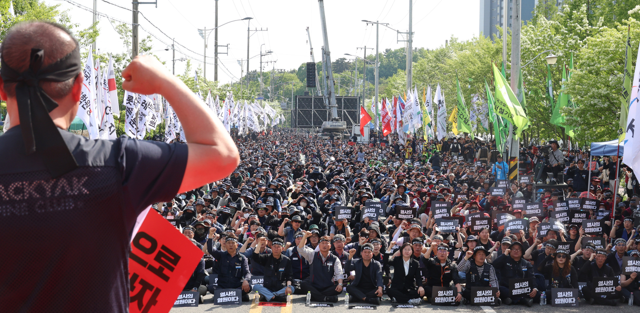 Cargo Truckers Solidarity members hold a rally in front of a BRF Retail logistics center in Jinju, South Gyeongsang Province, on April 25.
(Yonhap News)